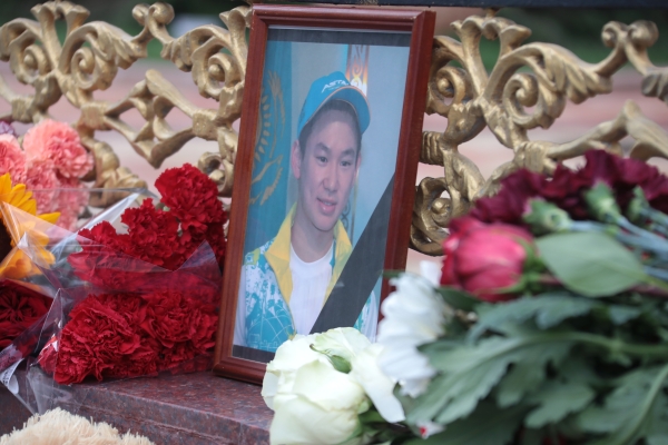 Погибшего фигуриста Тена в последний путь проводили аплодисментами