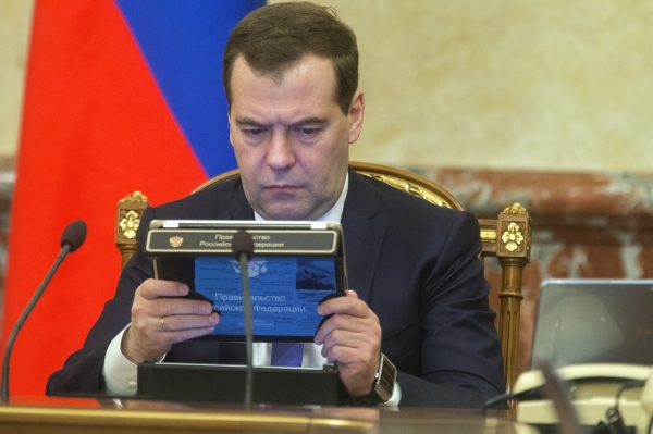Медведев пообещал не повышать налоги в 2017 году