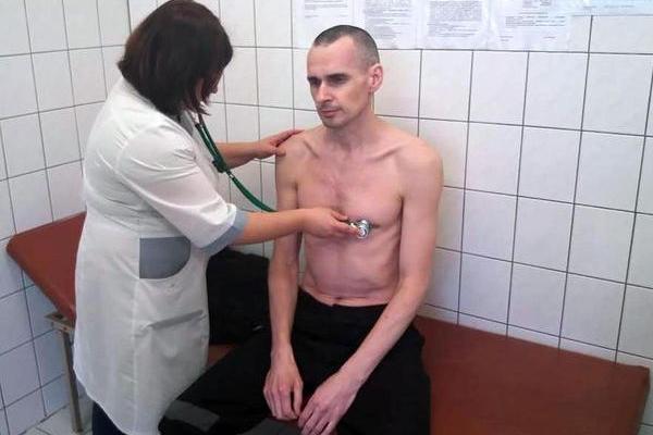 Сенцов выходит из голодовки