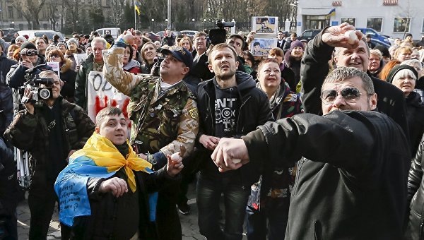 Посольство РФ в Киеве держит оборону: Окна и камеры разбиты камнями