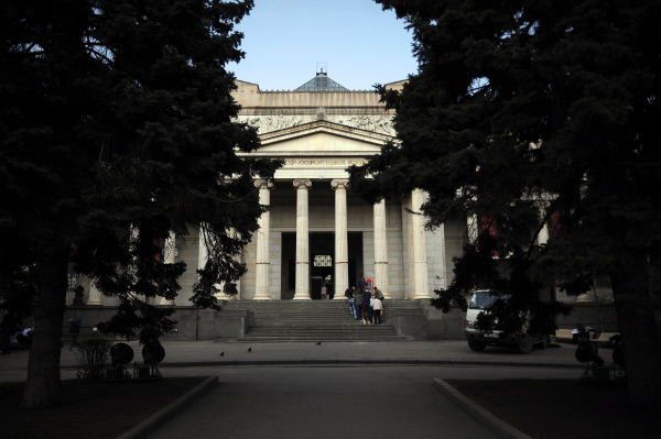 МЧС установит причину пожара в музее им.Пушкина
