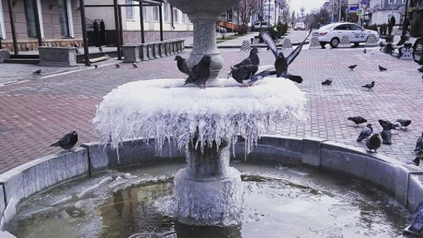 В Химках забыли отключить на зиму фонтан