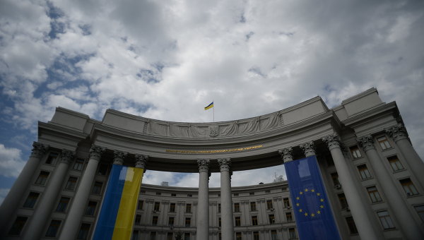 Москва направила Киеву ноту за разбитые посольские машины