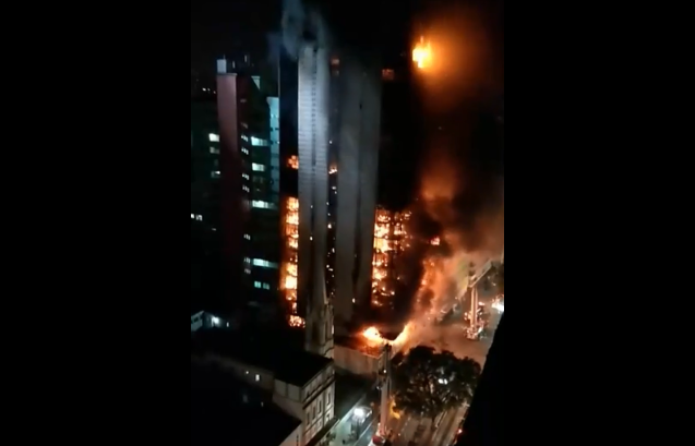 Обрушение горящего небоскреба в Бразилии попало на видео