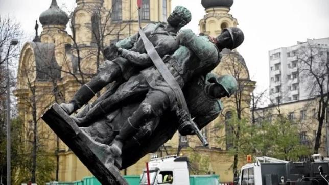 Акция в защиту памятников советским солдатам прошла в Варшаве