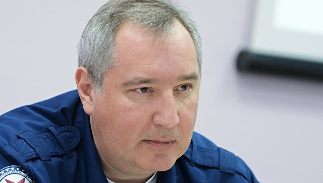 Рогозин не захотел разговаривать с роботом на форуме «Армия-2018»