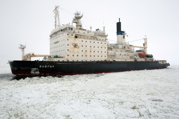 Росатомфлот: В море можно даже пожениться, а не только проголосовать