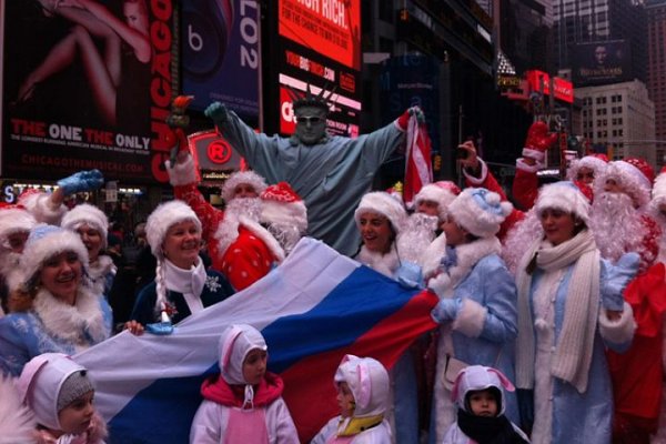 Парад Дедов Морозов и Снегурочек состоялся в США