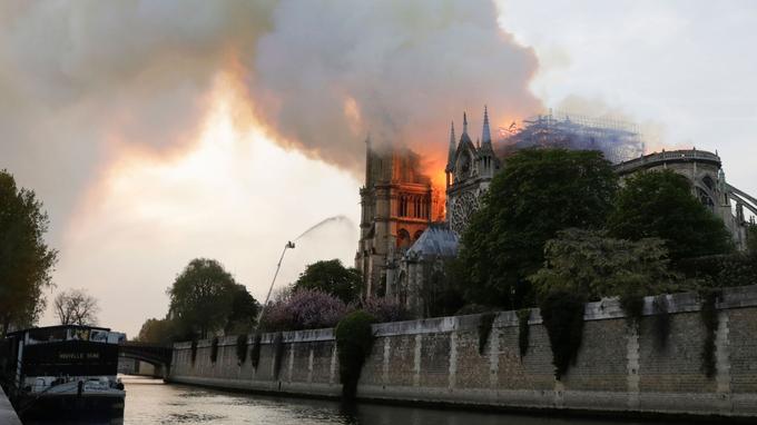 Огонь охватил левую башню собора в Париже