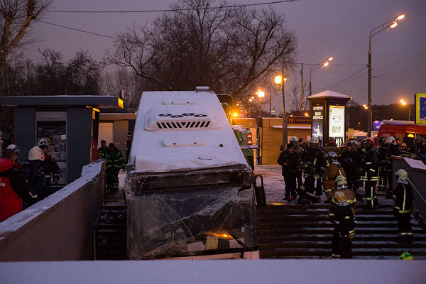 Мэрия Москвы выплатит семьям погибших в аварии автобуса по миллиону рублей