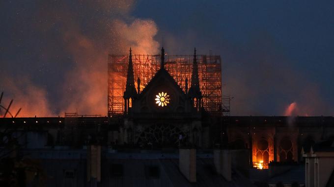 В тушении пожара Собора Парижской Богоматери надеются на молитву