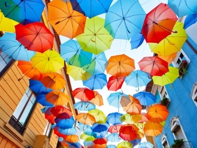 В Петербурге появилась «Аллея парящих зонтиков»