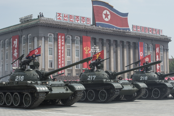 Північна Корея знову загрожує ядерною бомбою. Від страху