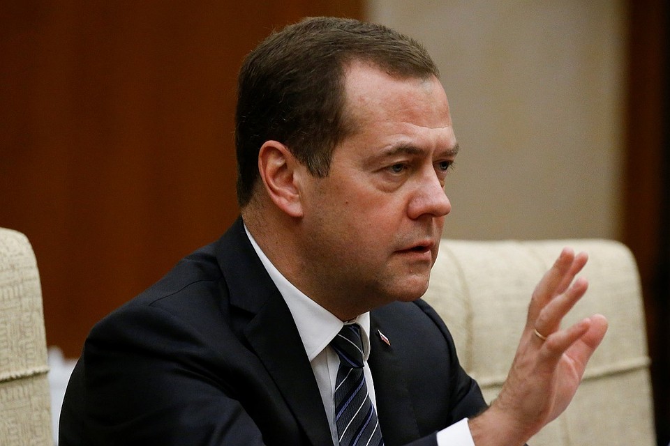 Гильотиной по омлету. Угроза Медведева