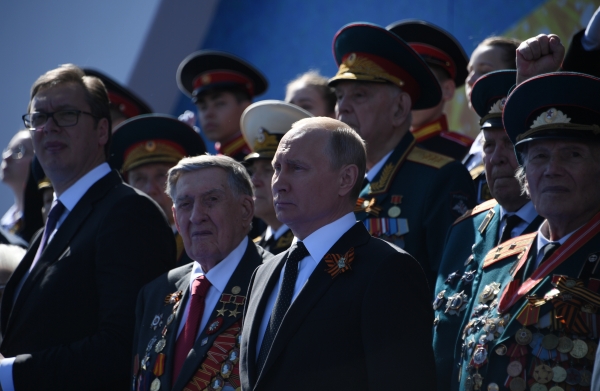 Путин вместе с ветеранами возложил цветы к Вечному огню