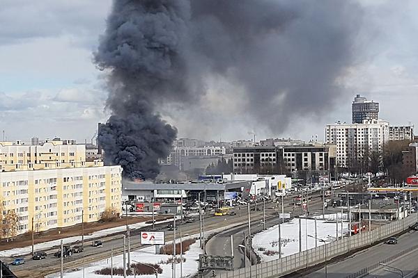 Автоцентр в Петербурге эвакуирован из-за пожара