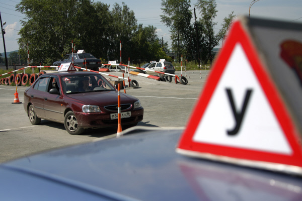 Права на время. Автошколы бьются за безопасность на дорогах