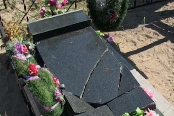 Вандалы разгромили кладбище на Брянщине