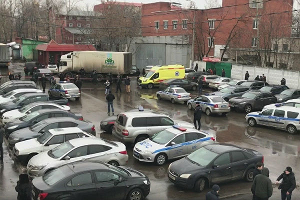 Бывший директор фабрики «Меньшевик» открыл стрельбу, когда к нему пришли судебные приставы