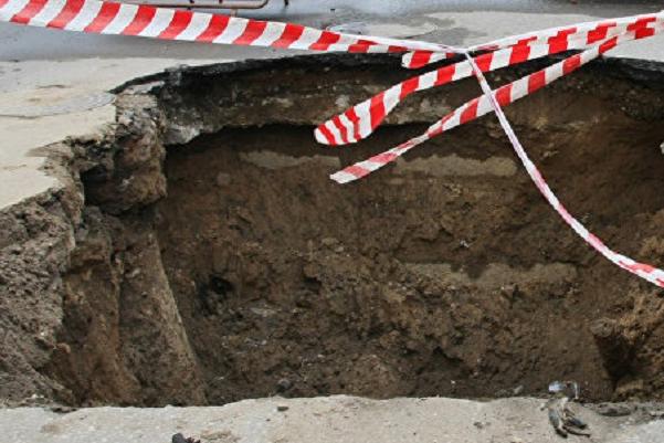 Автомобиль в Москве провалился под землю