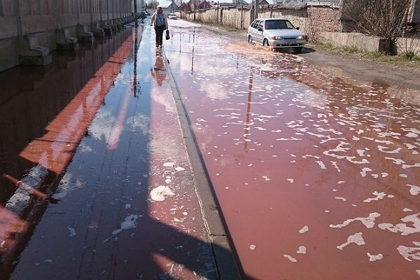 После аварии на заводе под Липецком на улицы вылились тонны фруктового сока