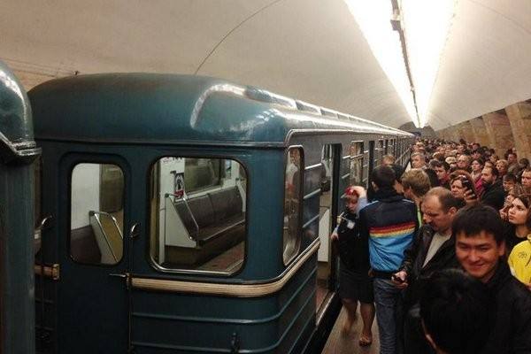 Человек упал на пути серой ветки московского метро