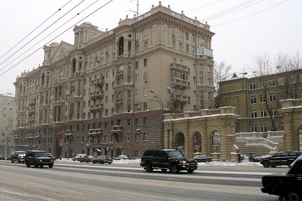 Сосулька упала на девушку в центре Москвы