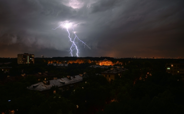На Москву идет ливень с грозой