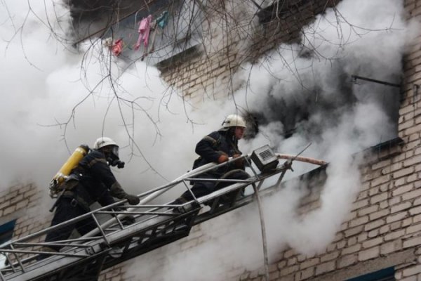 Пожарные эвакуировали 20 человек в Тихвине