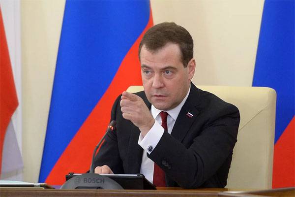 Медведев призвал соблюдать сроки майского указа