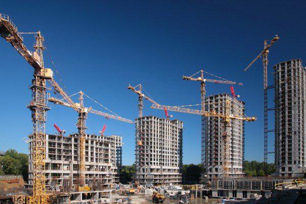 Мэр Москвы обещает помочь обманутым дольщикам