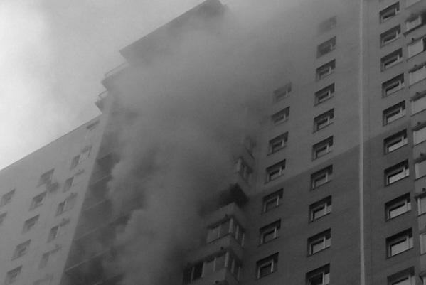 Почти 70 человек эвакуированы из горящего дома в Петербурге