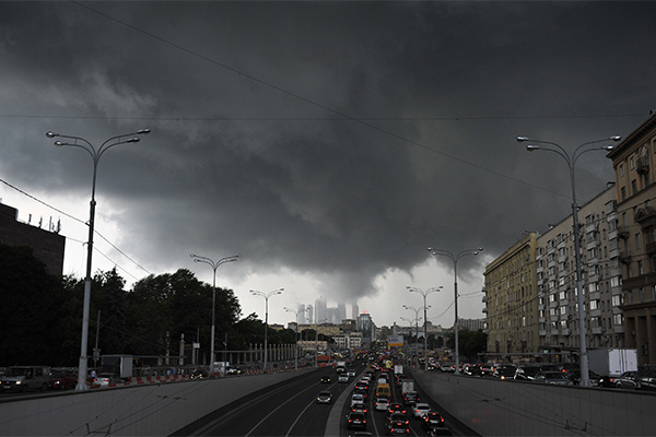 Гроза и сильный ветер накроют Москву