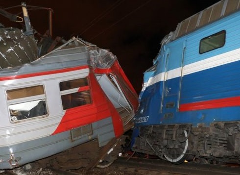 Движение составов после столкновения поездов в Москве полностью восстановили