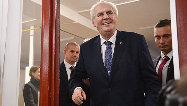 Действующий президент Чехии Земан лидирует во втором туре выборов