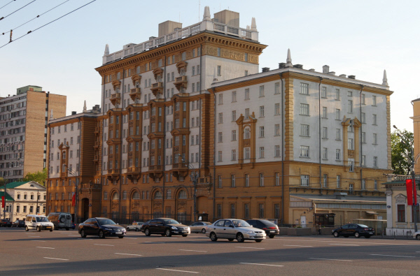 Парковка у посольства США в российской столице стала общедоступной