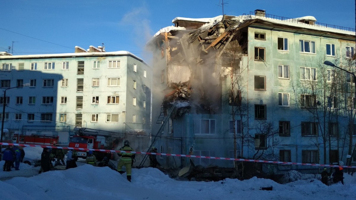 Причиной обрушения жилого дома в Мурманске могла стать попытка суицида