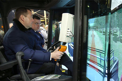 Медведев прокатился за рулем трамвая
