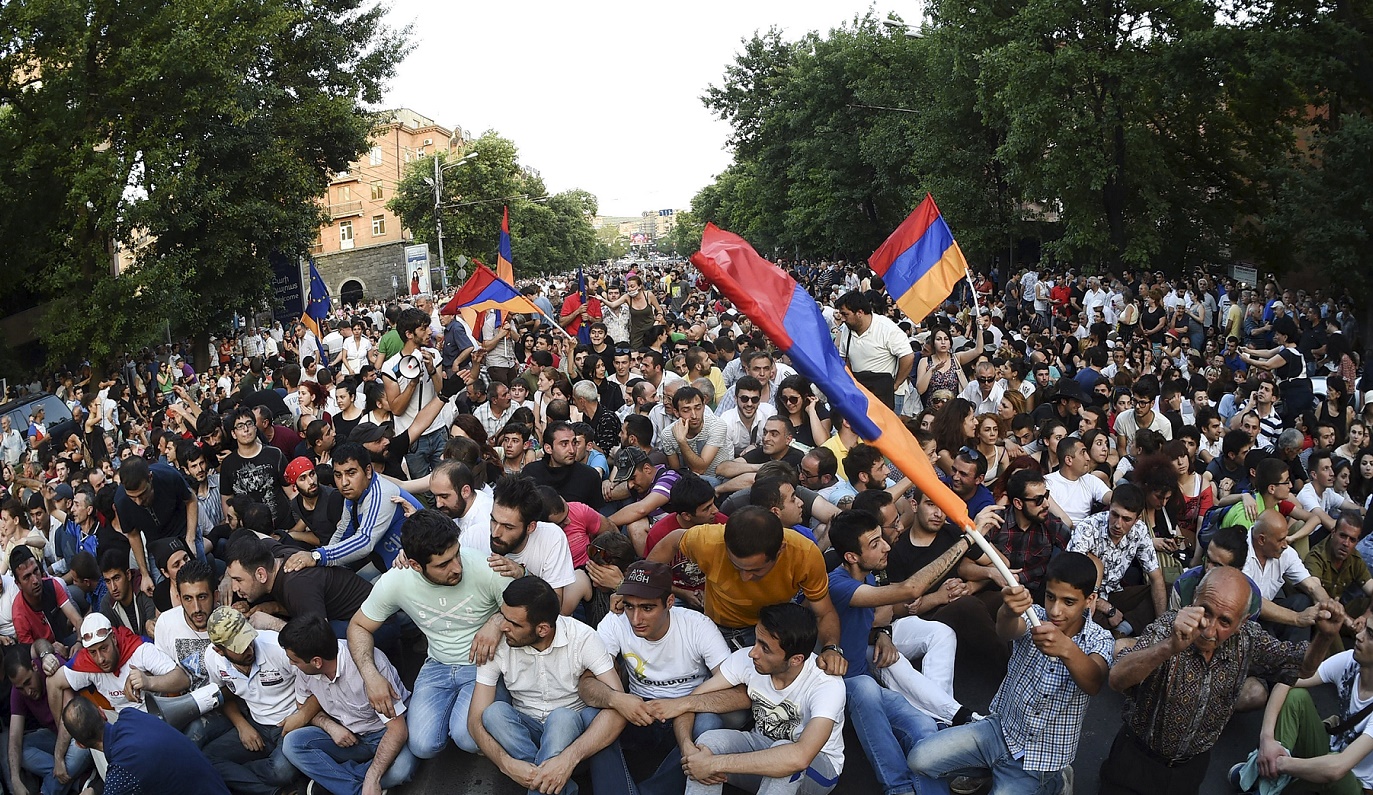 Лидер оппозиции в Армении разорвал уведомление о прекращении акций протеста