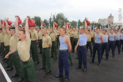 В Омске 300 курсантов-танкистов натягали гирь на 300 тонн