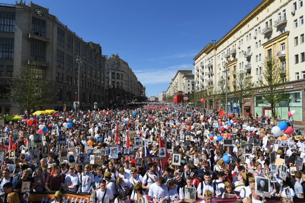 Шествие «Бессмертного полка» началось в Москве