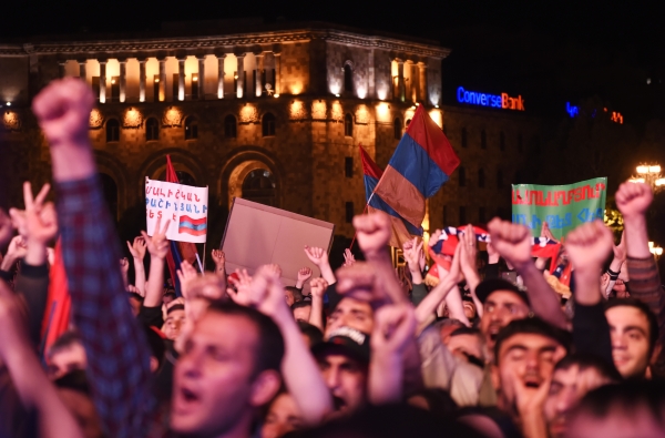 Сторонники Пашиняна блокируют дороги в аэропорт