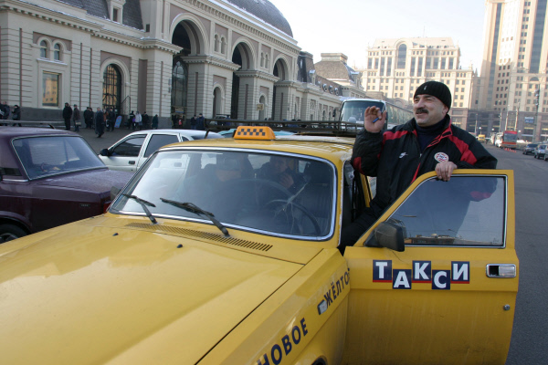 Профсоюз таксистов назвал нормальным завышение цен во время сбоя на «серой» ветке метро