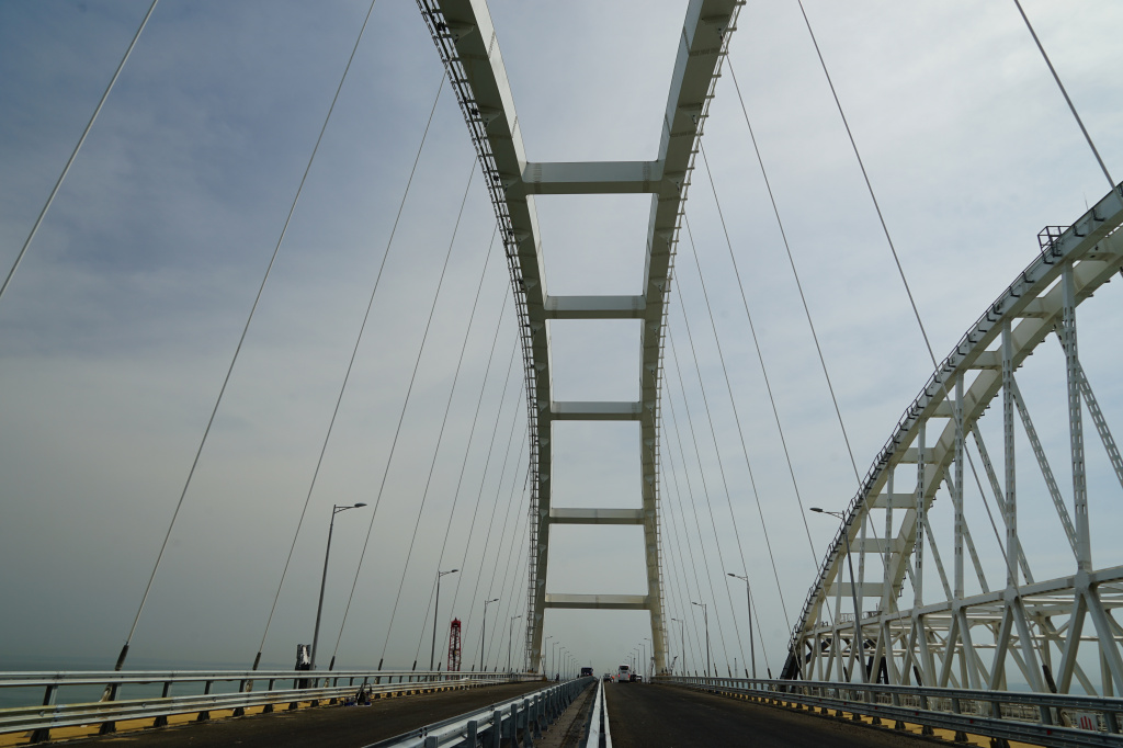 Строители завершают обустройство автодороги на Крымском мосту