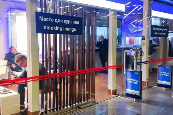 Госдума хочет вернуть курилки в аэропорты