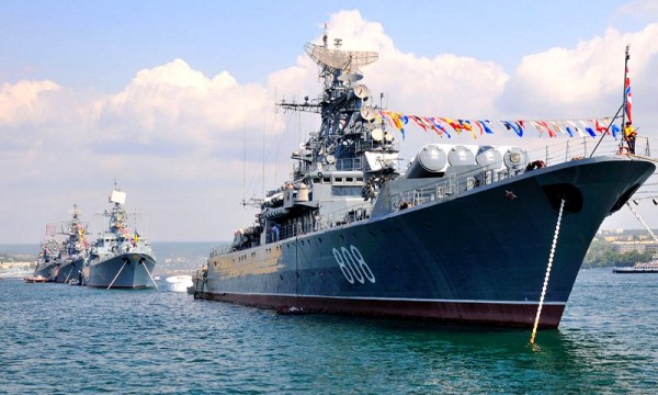 Российский флот выстраивается в парадный строй