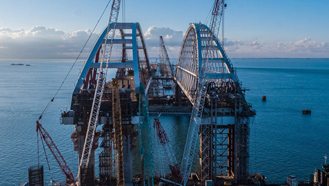 «Увидеть мост и отдохнуть». Почему украинцы едут в Крым