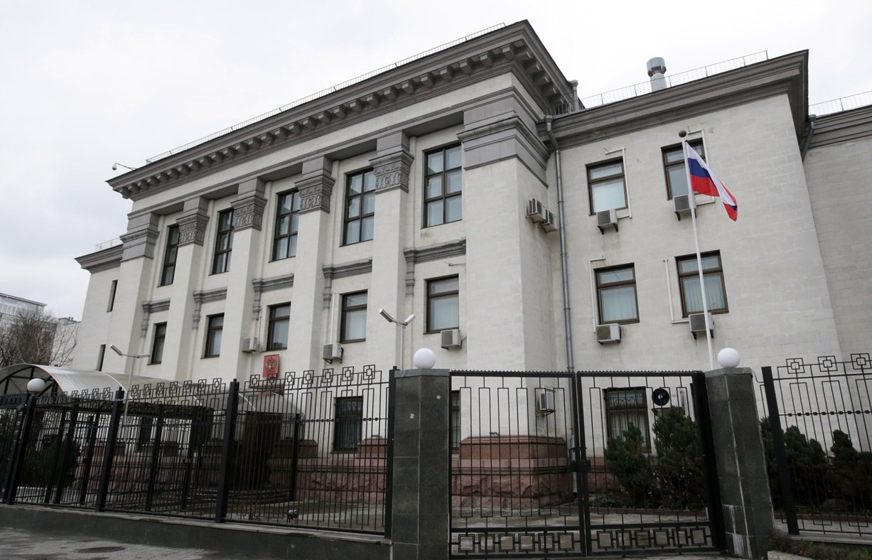 Посольство РФ в Киеве охраняет полиция