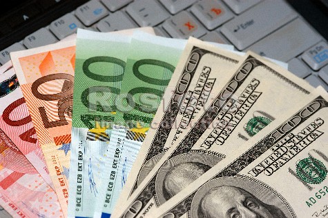 Экономист: Рост доллара до уровня евро не повлияет на курс рубля