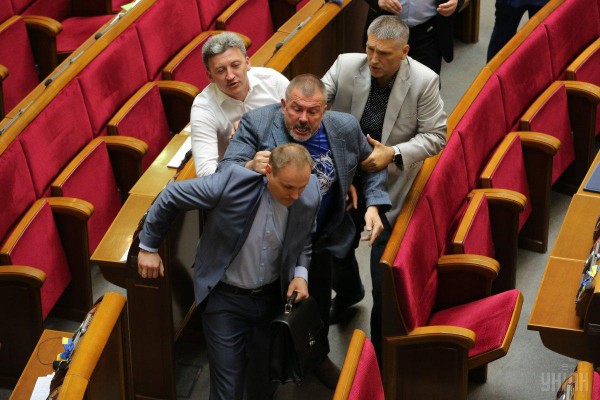 Депутаты подрались в Раде в прямом эфире